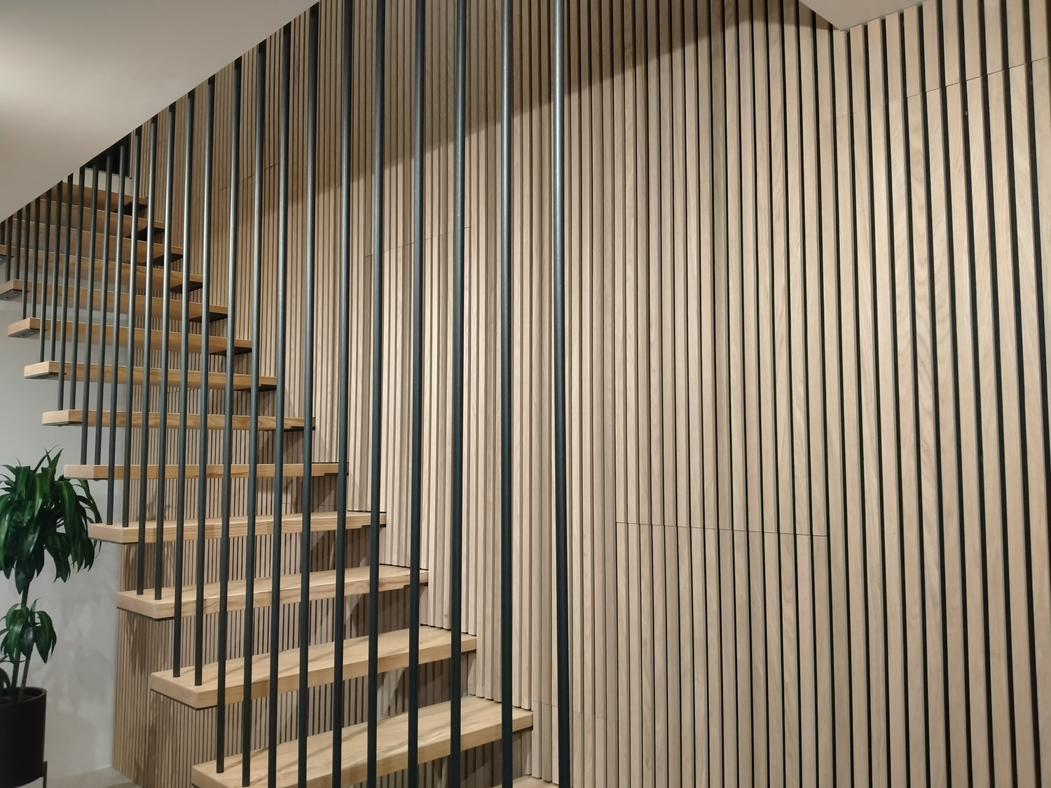 cage d'escalier tasseau bois acoupanneau wood vibe