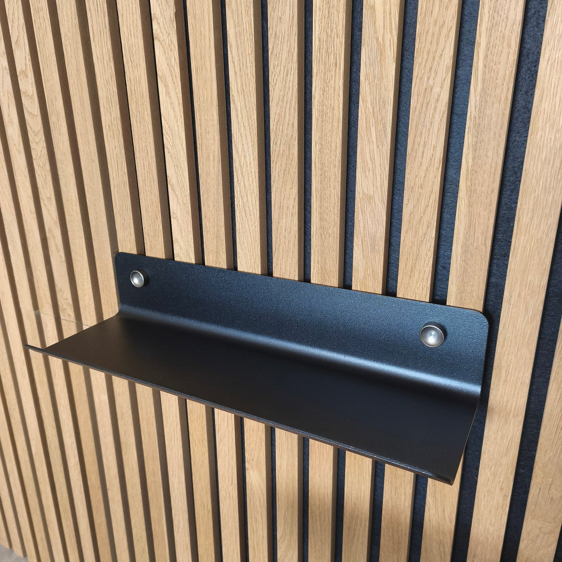 Étagère Wood Vibe 40 cm noire installée sur un Acoupanneau® en chêne clair