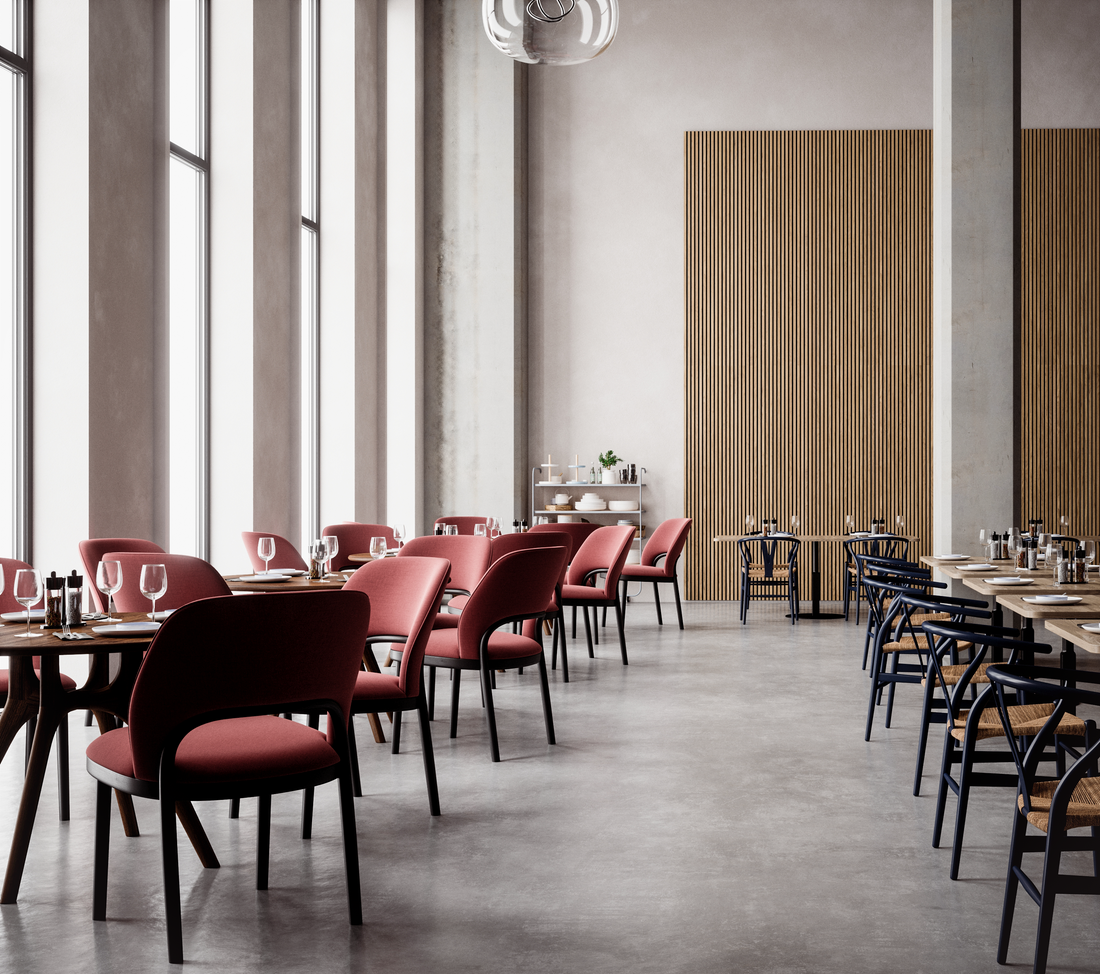 Panneaux acoustiques ignifugés B-s1,d0 en tasseaux de bois dans un restaurant