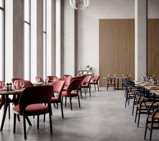 Panneaux acoustiques ignifugés B-s1,d0 en tasseaux de bois dans un restaurant