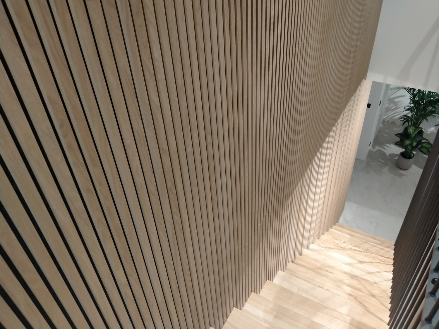 Mur d'escalier en tasseaux de bois