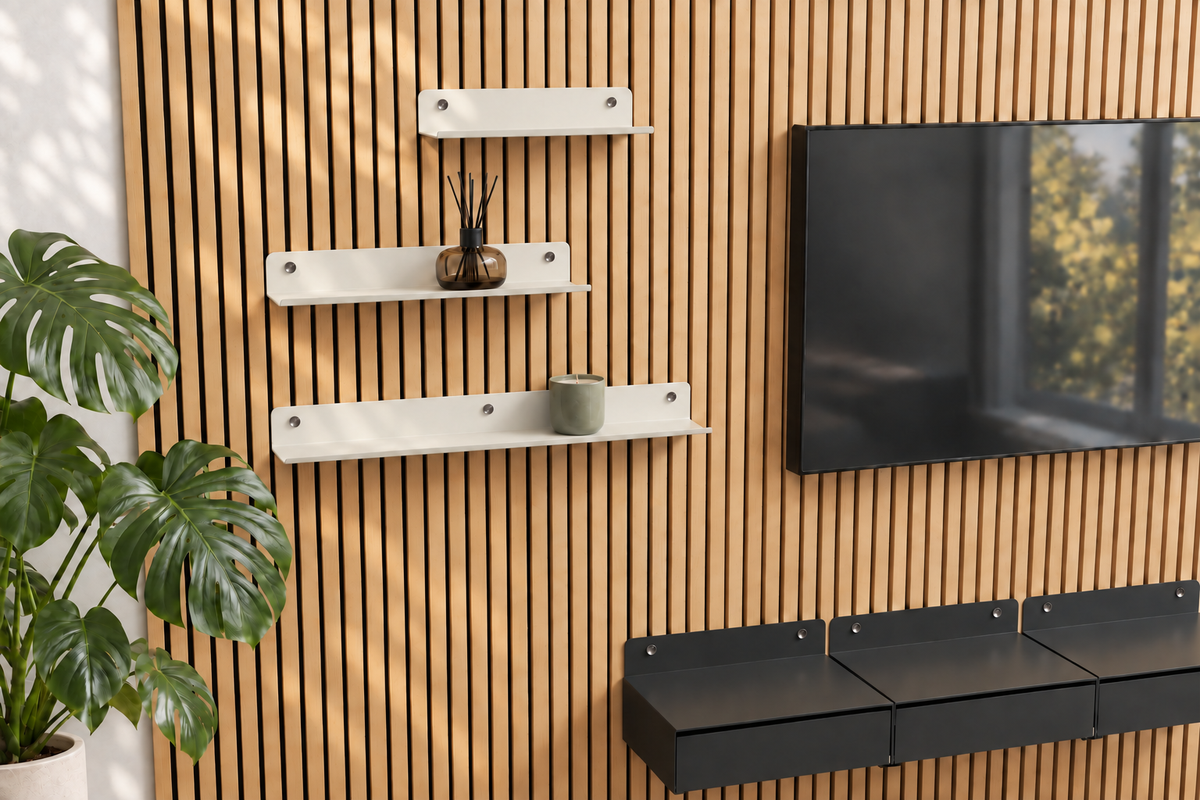 Trois étagères Blanc sable sur un mur à tasseaux, à côté d’une télévision et de trois modules Modulo Noir alignés.