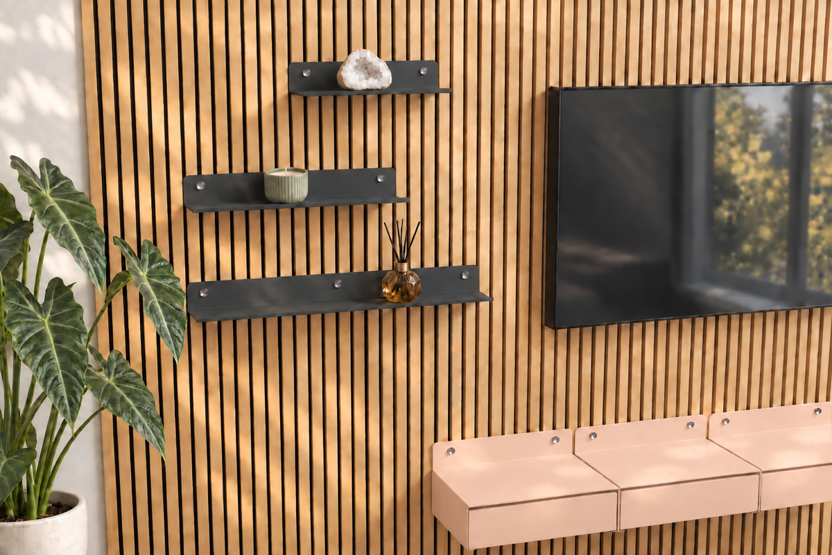 Trois étagères Noir sur un mur à tasseaux, à côté d’une télévision et de trois modules Modulo Rose Aylin alignés.