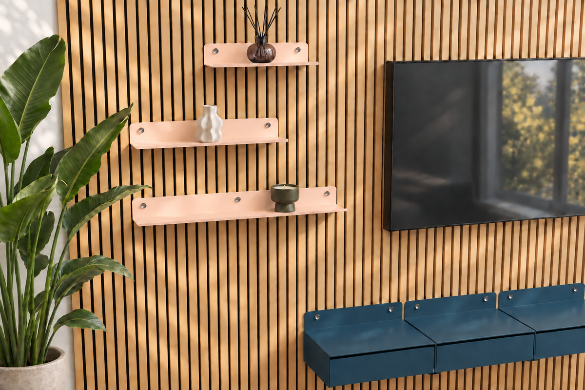 Trois étagères Rose Aylin sur un mur à tasseaux, à côté d’une télévision et de trois modules Modulo Bleu Ozan alignés.