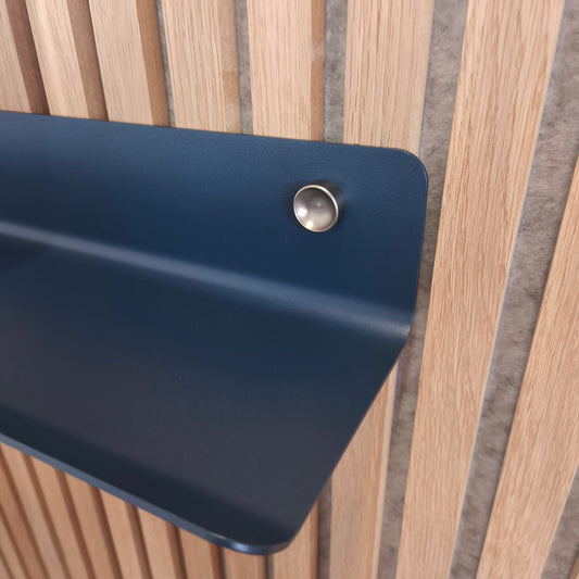 Étagère murale Wood Vibe bleue, détail de l’angle et de la pastille de fixation