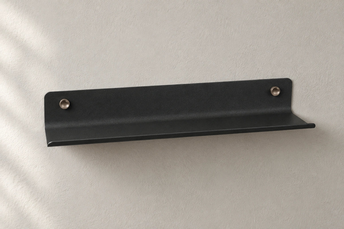 Étagère noir de 56 cm sur mur nu.