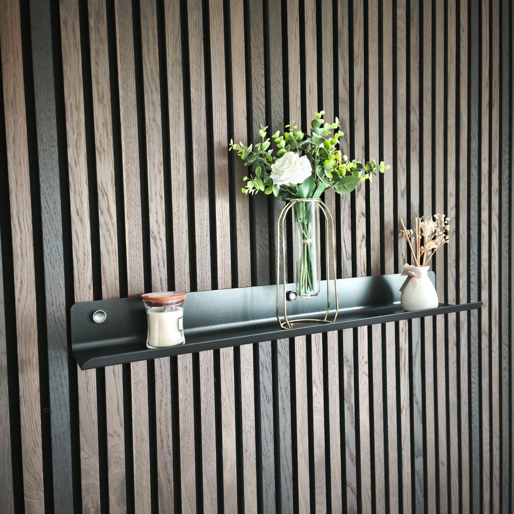 Étagère murale Wood Vibe noire 80 cm décorée sur Acoupanneau fumé