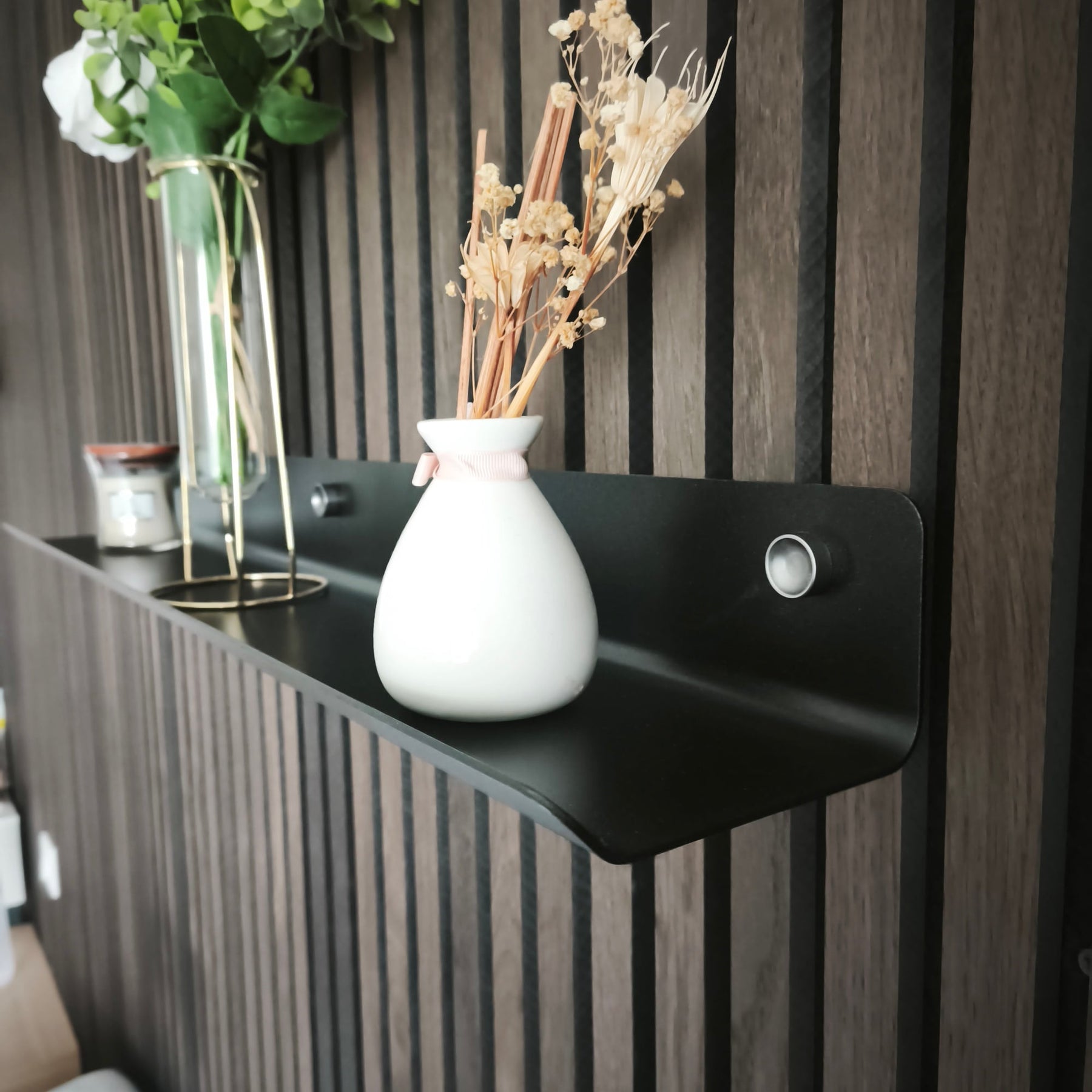 Étagère murale Wood Vibe noire 80 cm, vue rapprochée avec objets décoratifs