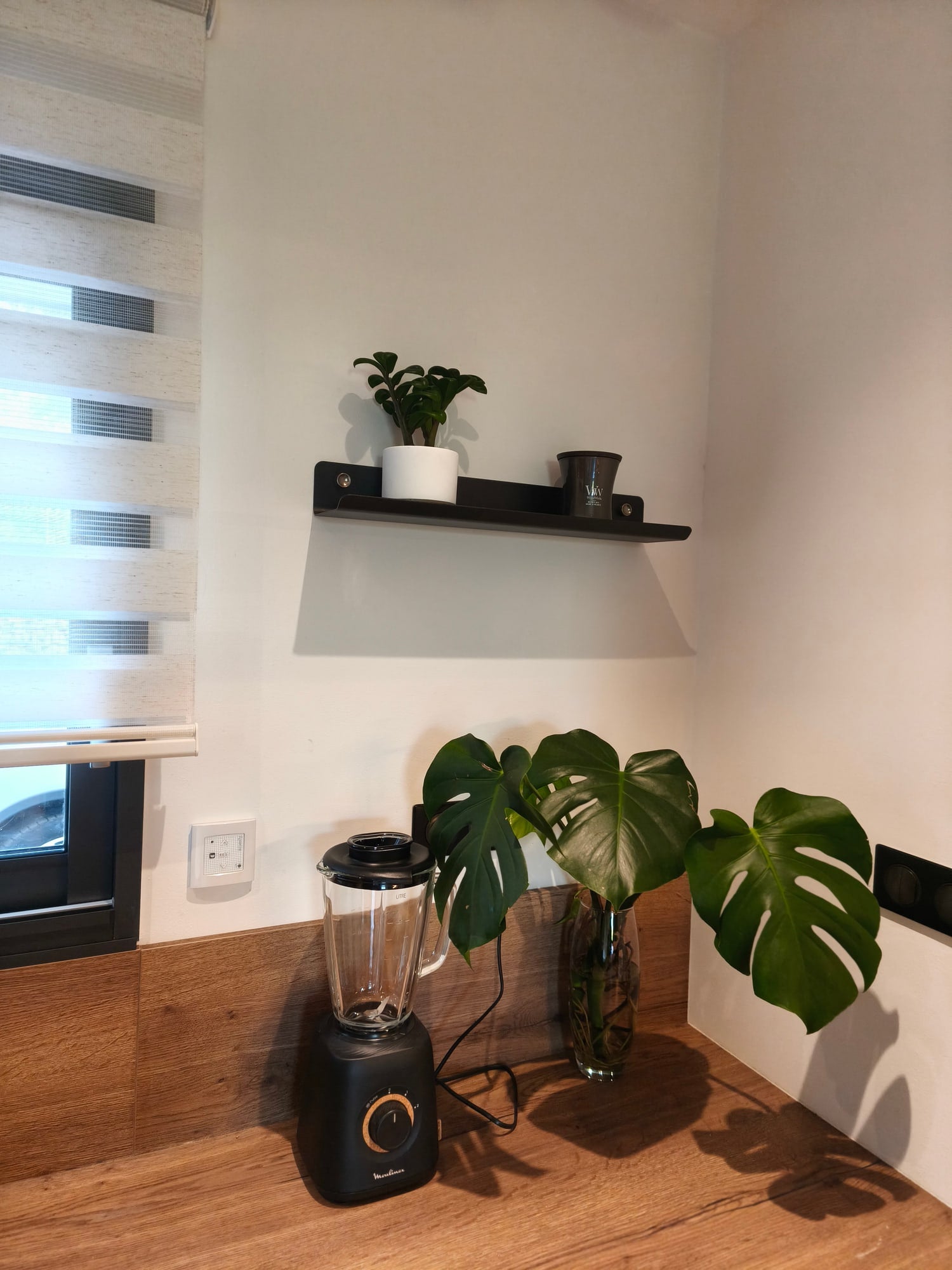 Étagère murale Wood Vibe noire installée sur un mur de cuisine