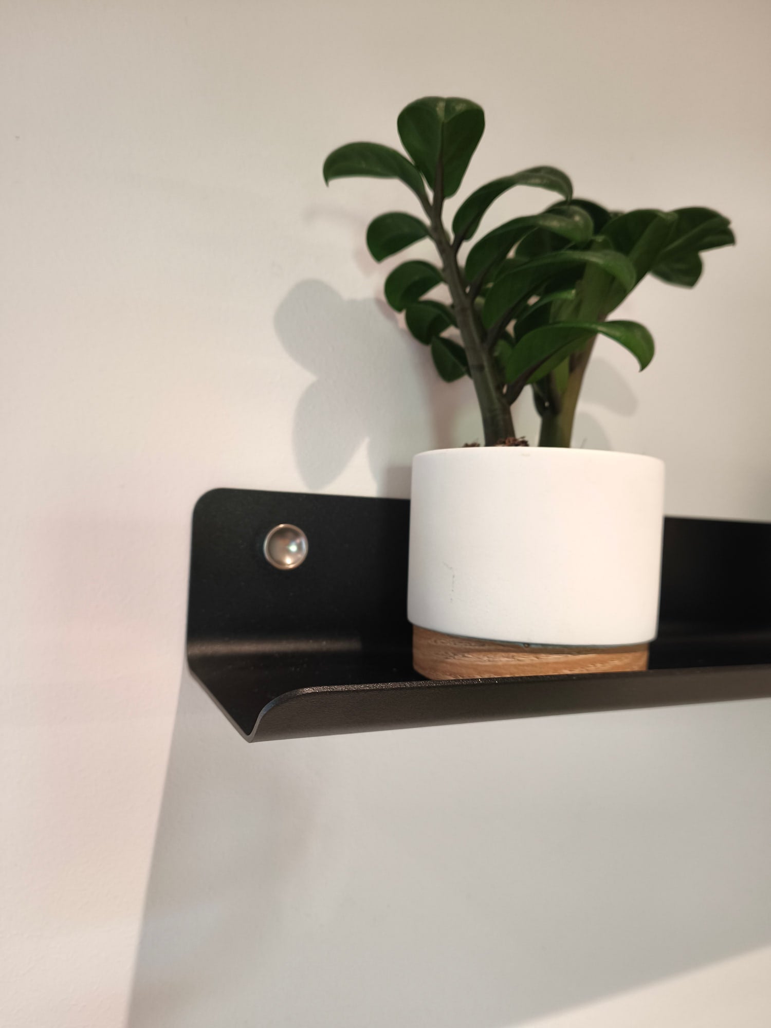 Étagère murale Wood Vibe noire sur mur de cuisine, vue rapprochée