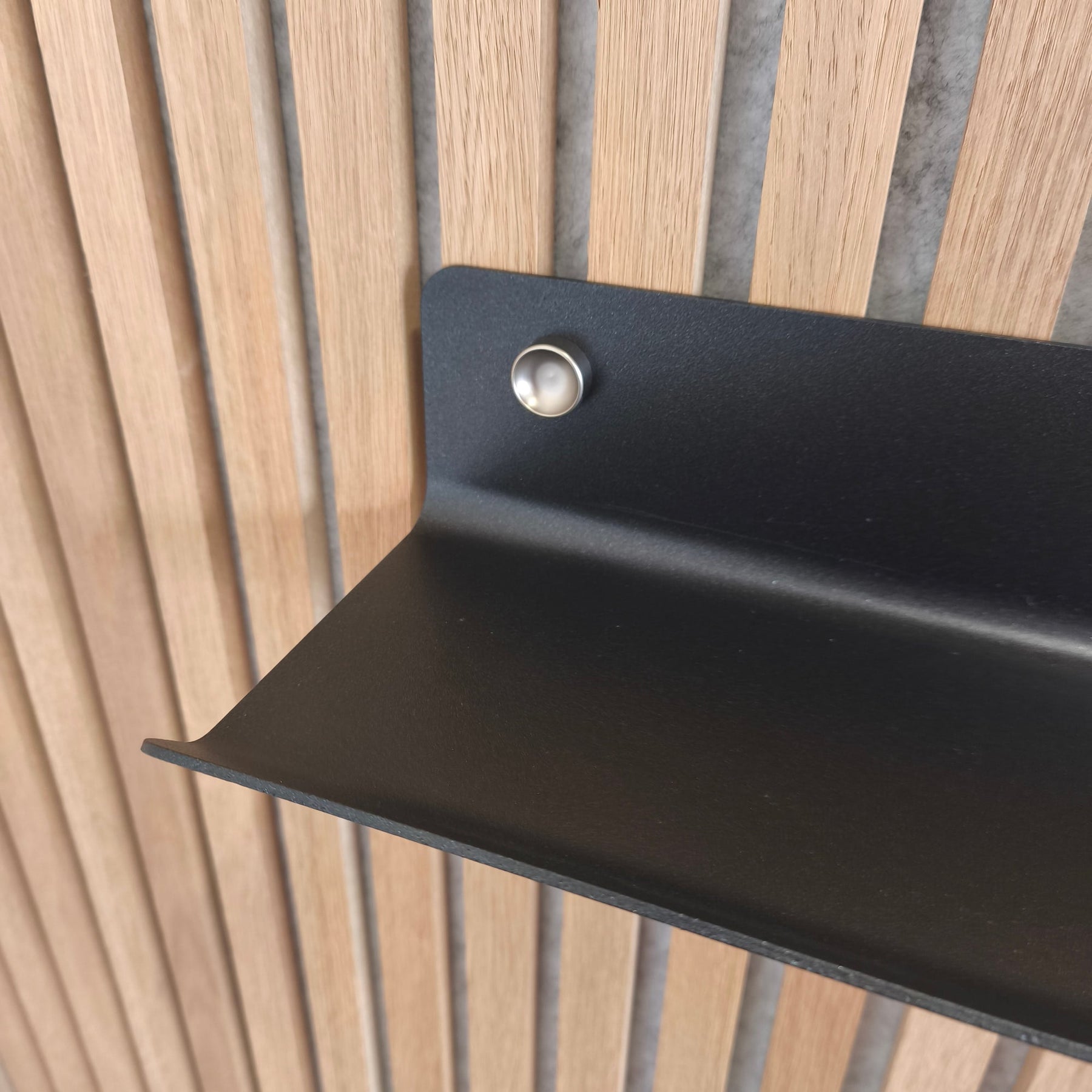 Étagère murale Wood Vibe noire, détail de l’angle et de la finition