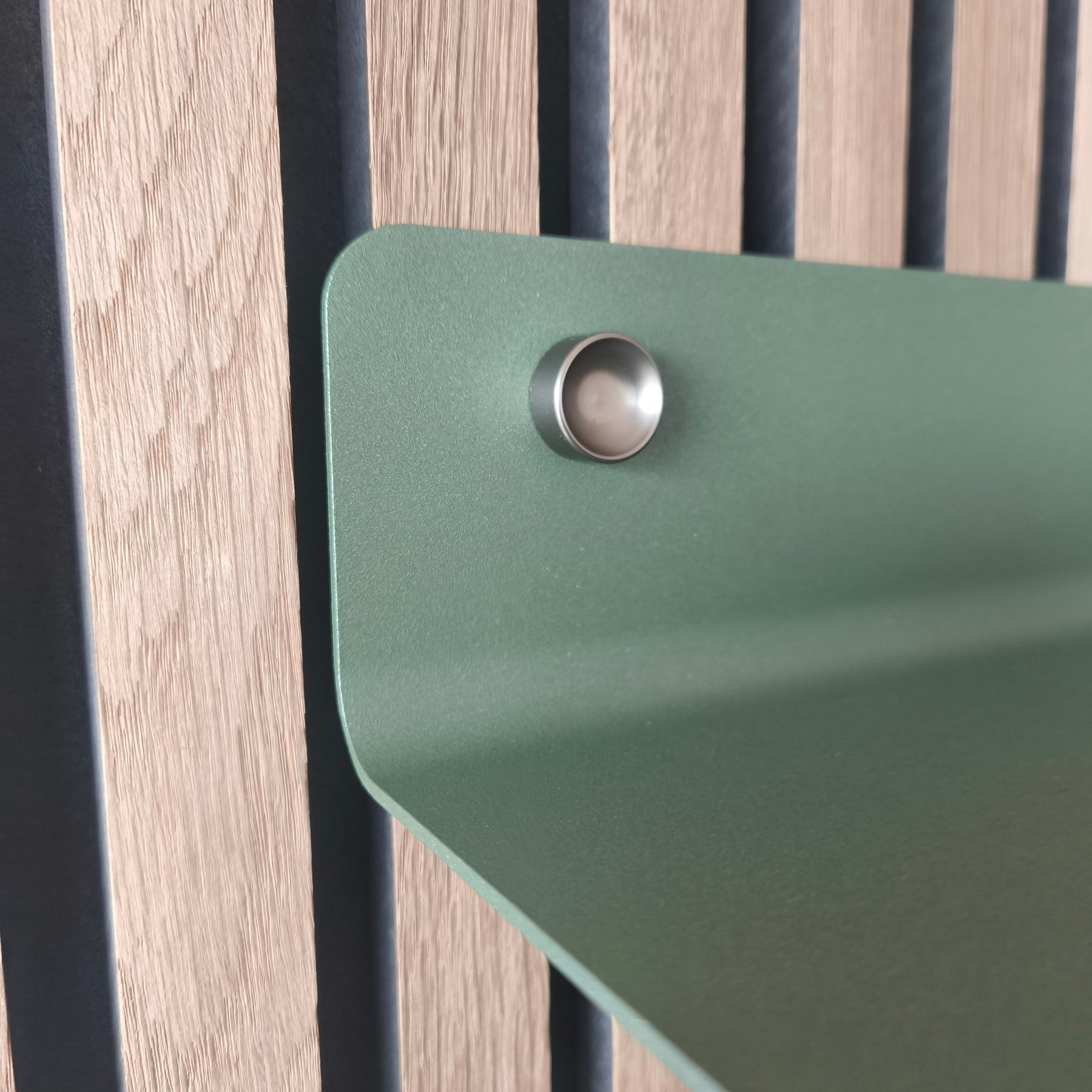 Étagère murale Wood Vibe verte 56 cm, détail de la pastille de fixation