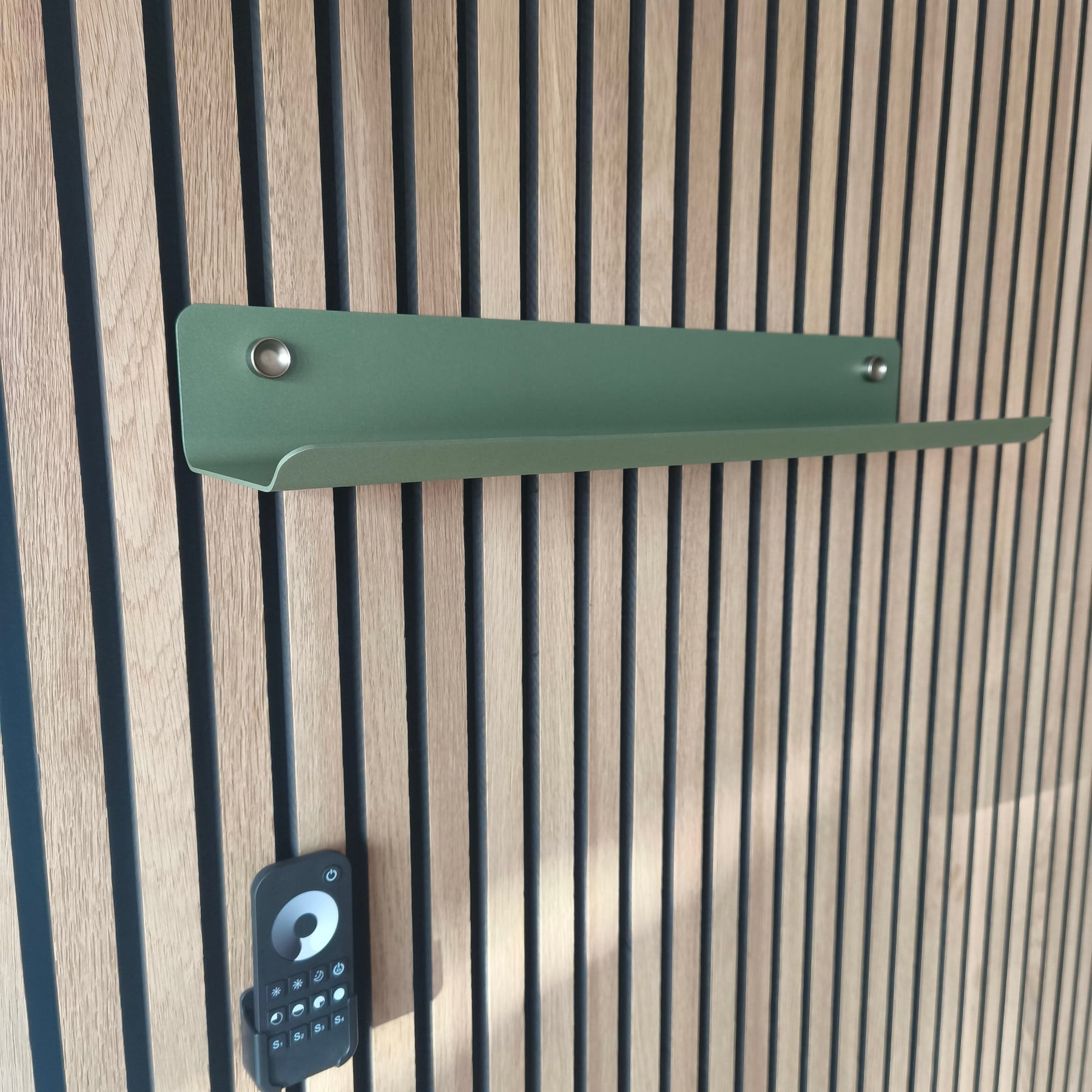 Étagère murale Wood Vibe verte 56 cm sur Acoupanneau rustique, vue d’ensemble