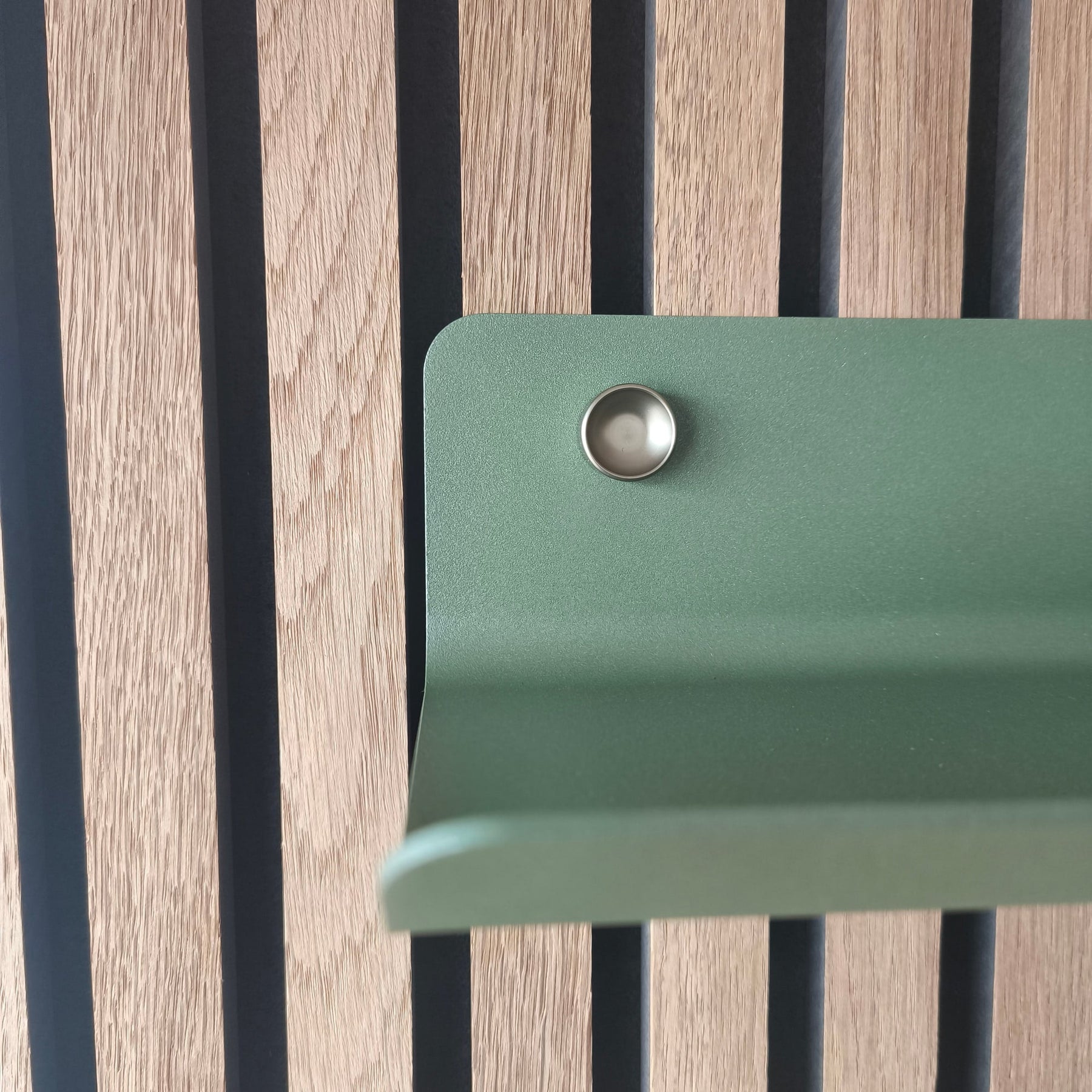 Étagère murale Wood Vibe verte 56 cm sur Acoupanneau rustique, vue de face