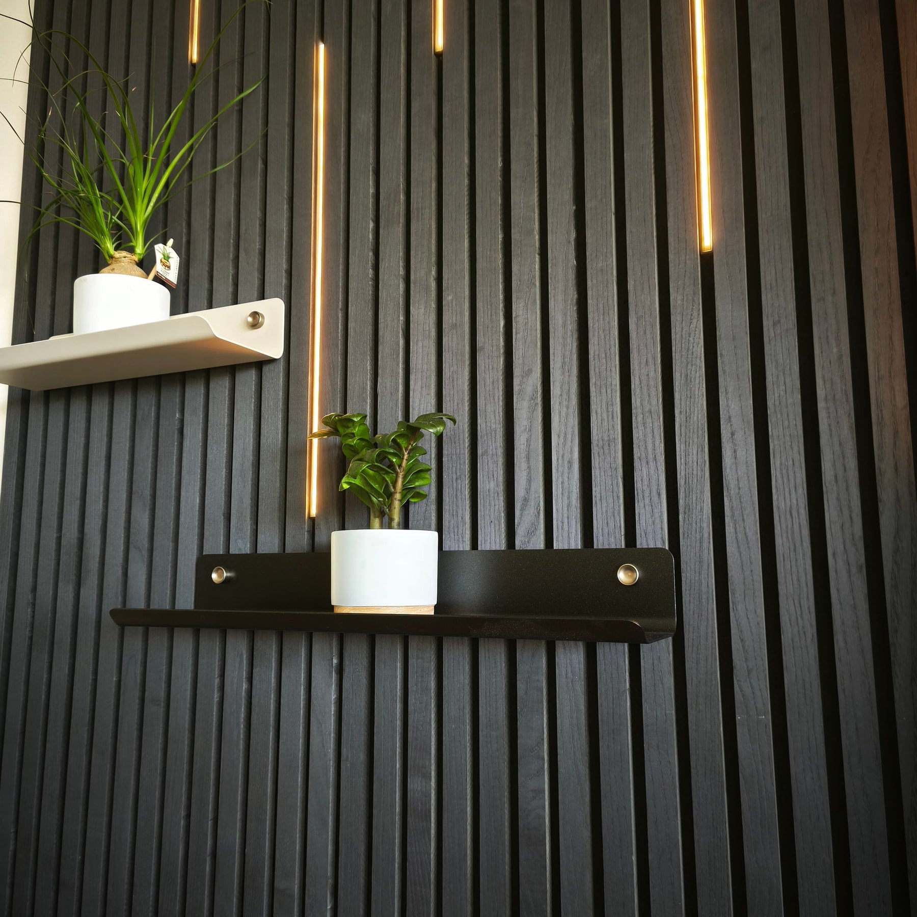 Étagères murales Wood Vibe blanc sable 40 cm et noire 56 cm avec éclairage LED