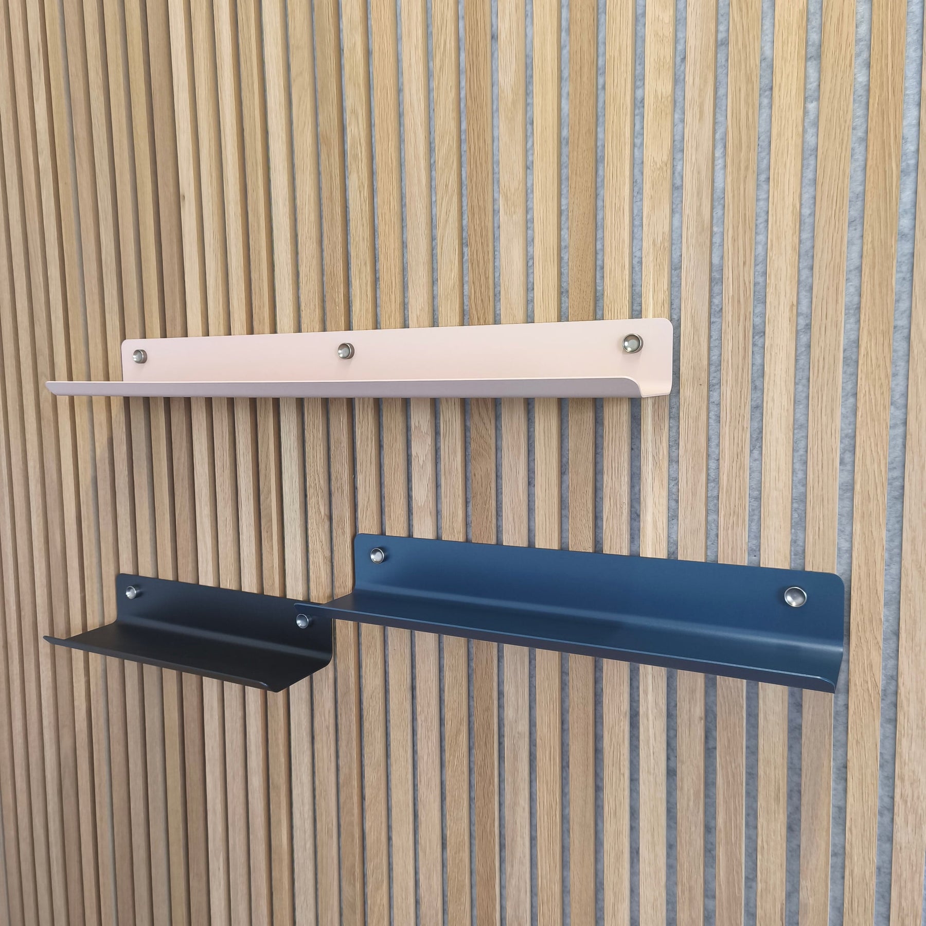 Étagères murales Wood Vibe noire 40 cm, bleue 56 cm et rose 80 cm sur Acoupanneau chêne clair