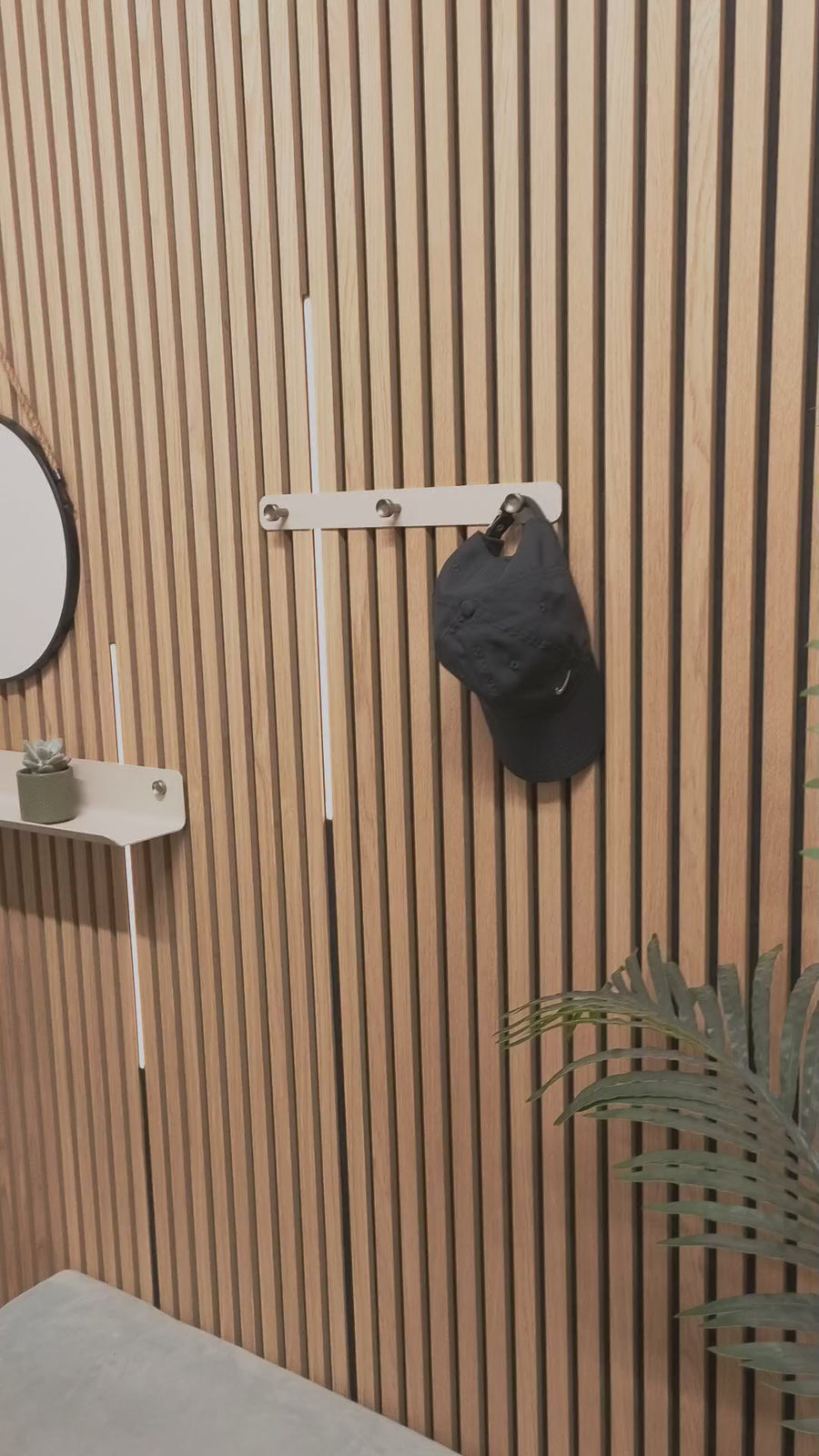 Porte-manteau trois crochets Blanc sable — vidéo en situation