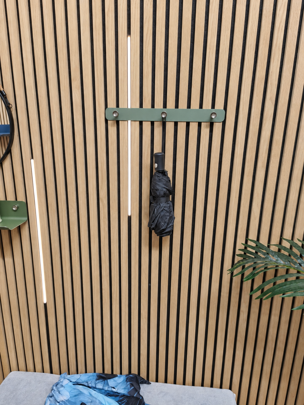 3 hooks · 40 cm · Vert olive. Inspiration for pairing a coat rack with a Wood Vibe shelf. Choose the height and position that work for you on compatible panels.